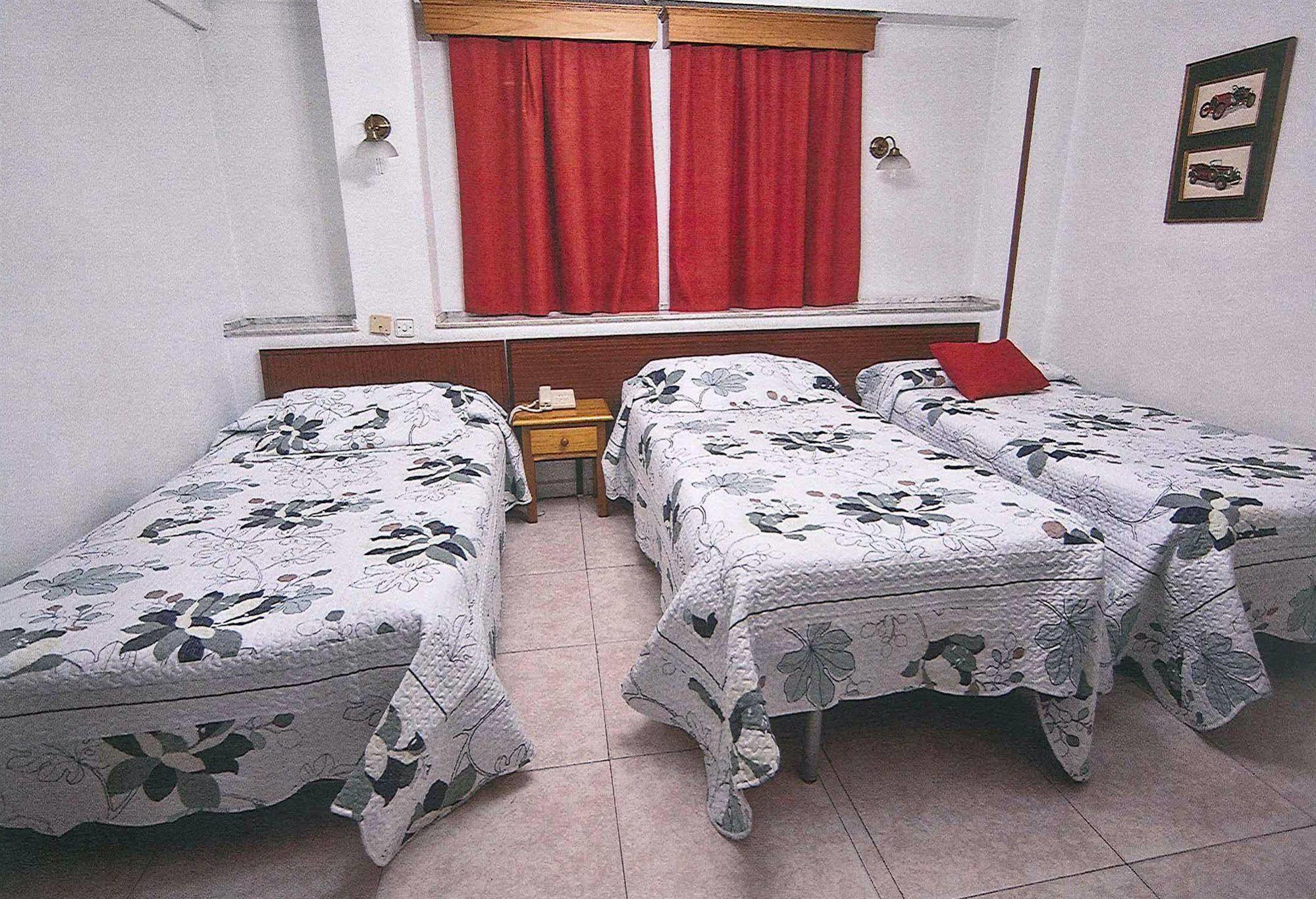 Hostal La Rosa Caces Eksteriør billede